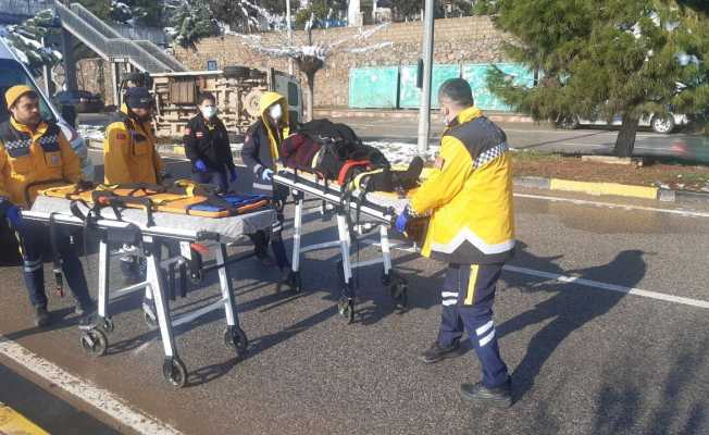 Yolcu minibüsü buzlanma nedeniyle devrildi: 3 yaralı