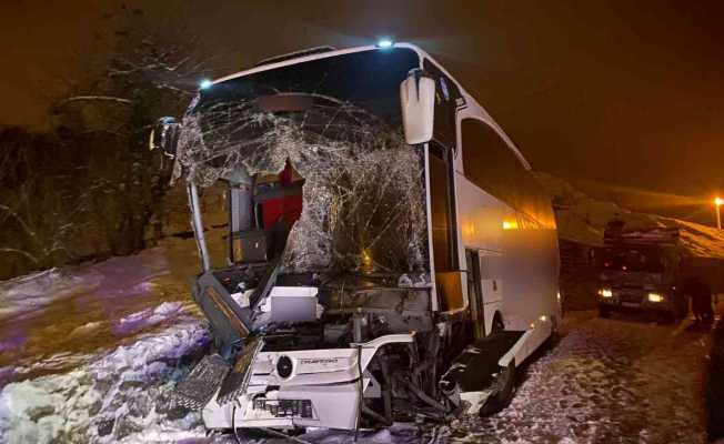 Yolcu otobüsü buzlu yolda 500 metre kaydı, 25 yolcu faciadan döndü