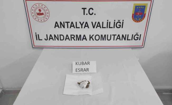 Yolcu otobüsünde esrar taşıyan şahıs, kimlik kontrolünde yakayı ele verdi
