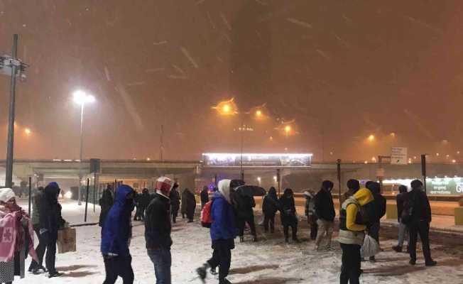 Yollar kapandı, yüzlerce vatandaş metrobüs duraklarında mahsur kaldı