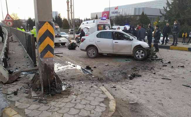 Yön levhasına çarpan otomobil sürücüsü hayatını kaybetti