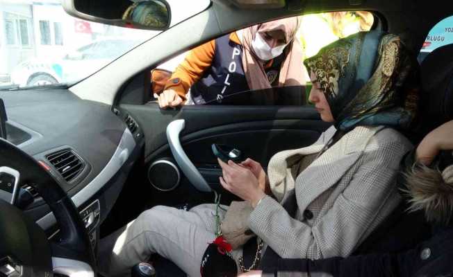 Yozgat’ta, polis ekipleri kadın yolculara karanfil dağıtıp, KADES’i anlattı