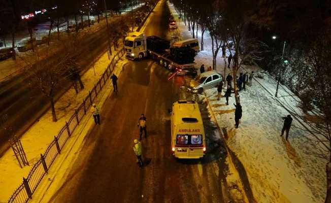 Yozgat’ta yollar buz pistine döndü, 15 araç birbirine girdi
