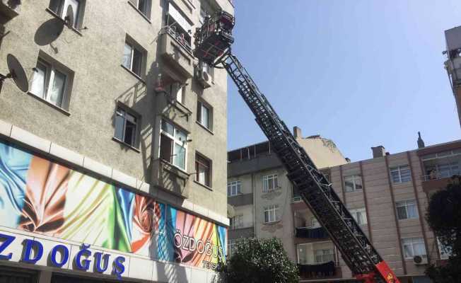 Zeytinburnu’nda yangın paniği: 1’i çocuk 2 kişi kurtarıldı