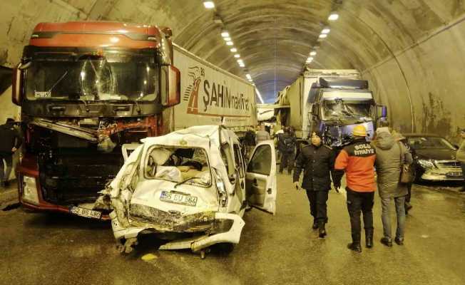 Zincirleme kazada bacakları kopan genç hastanede hayatını kaybetti