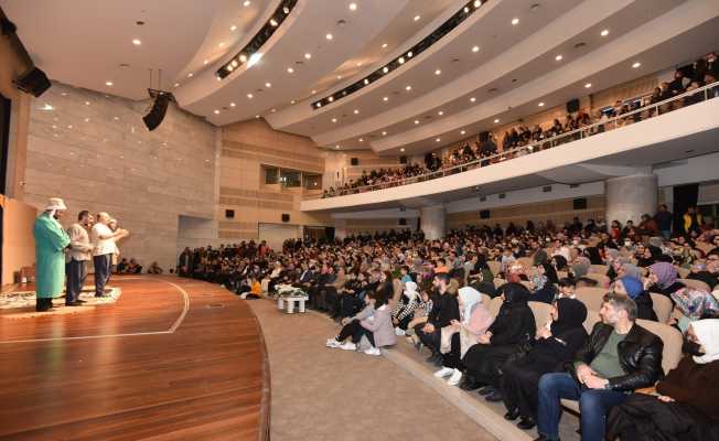 “Ziyafet Sofrası” oyunu, Konyalı tiyatro severlerle buluştu