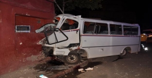 Adana'da Servis minibüsü eve çarptı: 3 ölü, 8 yaralı