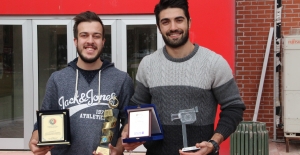 Anadolu Üniversitesi öğrencileri ödüle doymuyor