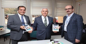 Bozbey 10 bin öğretmene Yaşar Kemal'in kitabını dağıttı