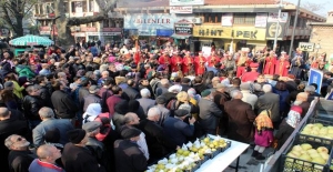 Bursa'da Bedava Armut İzdihamı