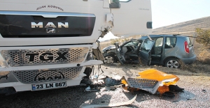 Elazığ'da TIR ile otomobil kafa kafaya çarpıştı: 1 ölü, 5 yaralı