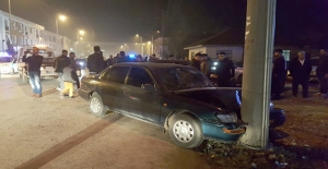 Elektrik direğine çarparak durabildi: 2 yaralı