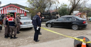 Hırsızlık çetesi jandarmanın üzerine otomobil sürdü, zanlılara ateş açıldı: 1 yaralı