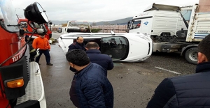 Çaycuma'da Kamyonun çarptığı otomobil devrildi: 2 yaralı