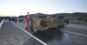 Manisa Kula'da Yem yüklü kamyon devrildi: 1 yaralı