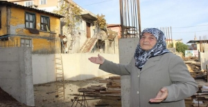 Mudanya'da kapısının önüne apartman dikilen 80'lik nine evine giremiyor