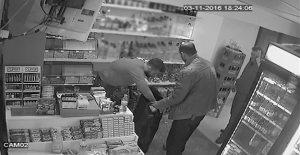 Oyalayarak sigara hırsızlığı kamerada