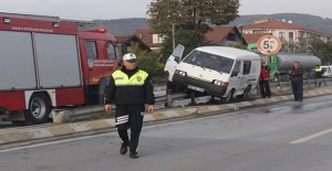 Sakarya'da otomobil ile minibüs çarpıştı: 1 yaralı