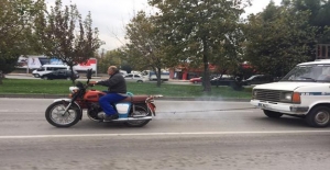 Samsun'da Bir Kişi Motosiklet ile kamyoneti çekti