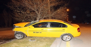 Ticari taksi ağaca çarptı: 2 yaralı