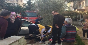 Turgutlu'da yaşlı kadın otomobille duvarın arasına sıkıştı
