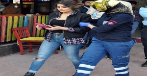 Üniversiteli kızın çantasını kapkaç yapmaya çalışan iki kişi yakalandı