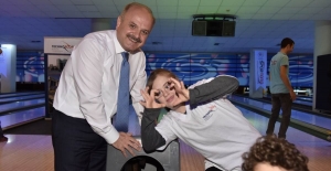 Vali Çakacak'ın down sendromlu çocuklarla bowling keyfi