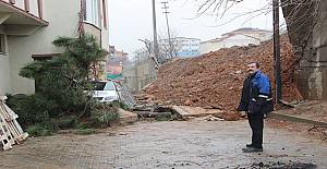 İstinat duvarı çöktü, vatandaş tedirgin oldu