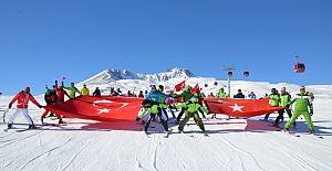 Kayakçılar Erciyes’te dev Türk bayrağı açtı