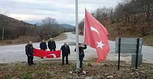 Köyün yıpranmış bayrağı yenisiyle değiştirildi