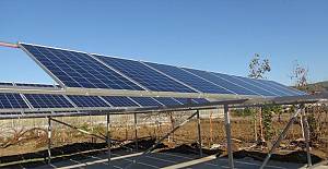Yüksek enerji maliyetlerinden bunalan üreticiler, güneş enerjisiyle seralarını sulamaya başladı