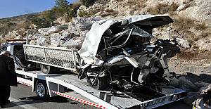 İzmir'de karşı şeride geçen araç ölüm saçtı: 2 ölü, 1 ağır yaralı