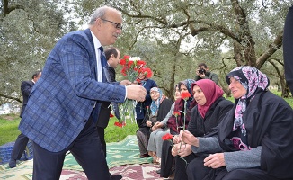 Başkandan kadınlara zeytin tarlasında çiçek
