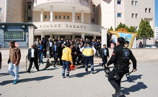 Cinayet davası öncesi adliye karıştı: 3’ü polis 6 yaralı