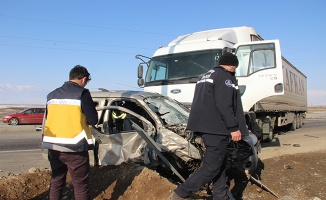 Erzurum’da tır ile otomobil çarpıştı: 5 yaralı