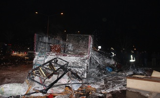 Ev eşyası yüklü kamyon alev alev yandı