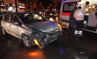 Kırmızı ışıkta geçen sürücü ambulansa çarptı: 1 yaralı