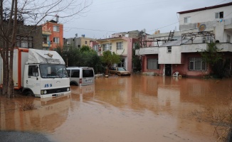 Mersin'de evleri ve tarım arazilerini su bastı