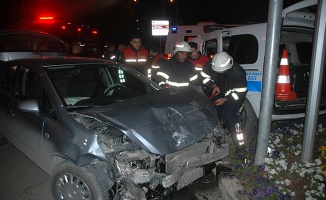 Otomobil polis aracına çarptı: 1'i kadın 3 polis memuru yaralandı