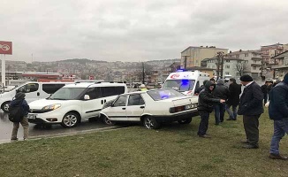 Refüjü aşan otomobil, kırmızı ışıkta bekleyen otomobile çarptı.