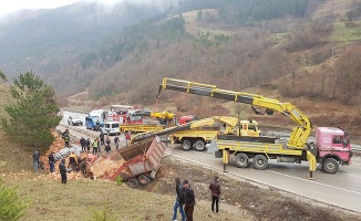 Sinop’ta tuğla yüklü kamyon devrildi: 1 ölü