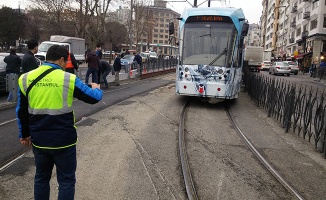 Sirkeci'de tramvay raydan çıktı