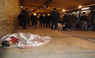 Taksim’de battaniye sarılı uyuyan çocuk yürekleri sızlattı