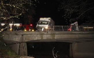 Kaza yapan kamyonet köprüde asılı kaldı
