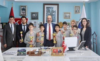 Satranç Şampiyonlarından Türkyılmaz'a Ziyaret