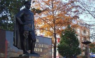 Tekirdağ'da Bir Kadın Atatürk Anıtına Saldırıda Bulundu!