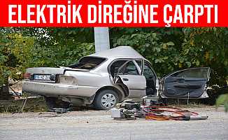 Burdur'da Kontrolden Çıkan Otomobil Elektrik Direğine Çaptı