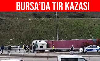 Bursa'da virajı alamayan TIR devrildi