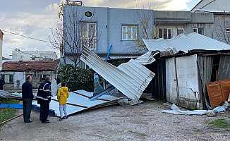 Bursa’da lodos çatıları uçurdu