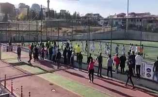 Denizli'de Yeşil Sahada Futbolcular Boksöre Dönüştü
